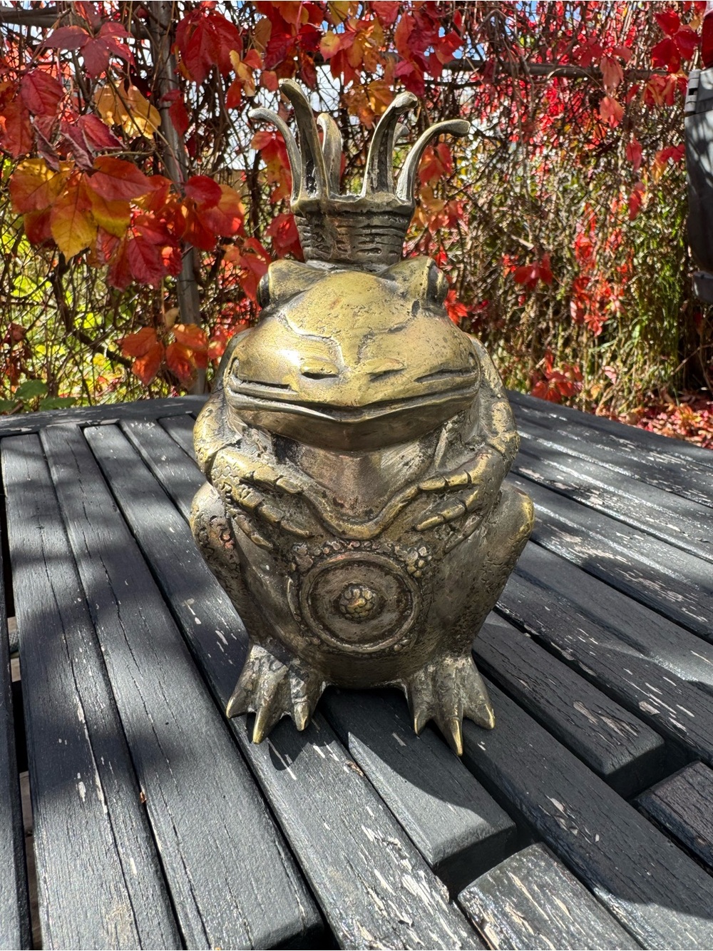 Decorative Gold Frog Statue for Reptile Terrariums and Pet Areas